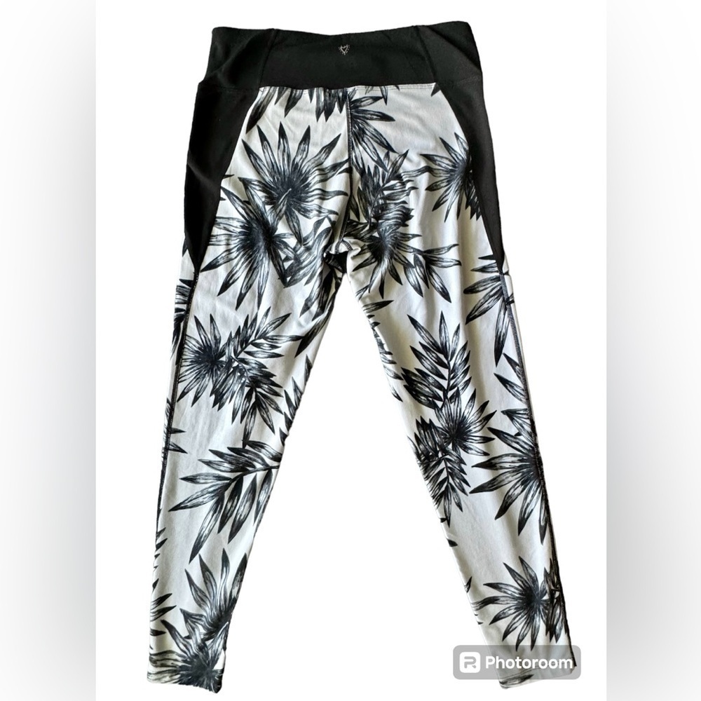 Betsey Johnson Women’s Black and White floral tropical capri leggings. Size M - Picture 2 of 8